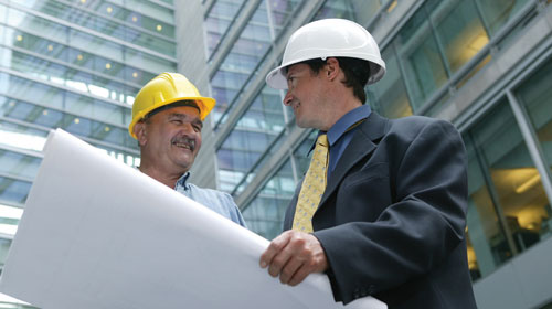 Bir danışman ve bir çalışan bir projeyi tartışıyor