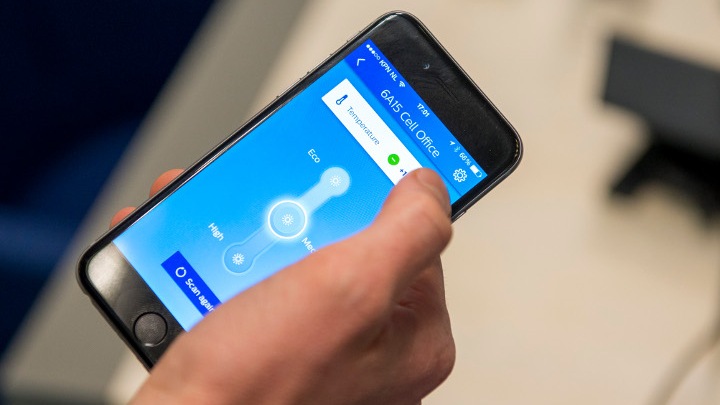 Philips Aydınlatma’nın Bağlantılı Aydınlatma (InterAct Office) sistemi, akıllı telefonla yol gösterme ve kişiselleştirilmiş iş alanı ayarları sağlar