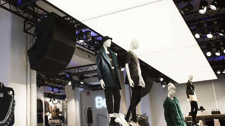 Philips Aydınlatma’dan OneSpace, mağazalar için yeni ve göz alıcı perakende aydınlatması sunan bir aydınlatmalı tavan uygulamasıdır