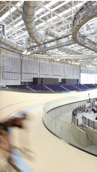Philips Spor Aydınlatma çözümleri ile aydınlatılan İngiltere'deki Emirates Arena'da sürüş yapan bisikletçiler
