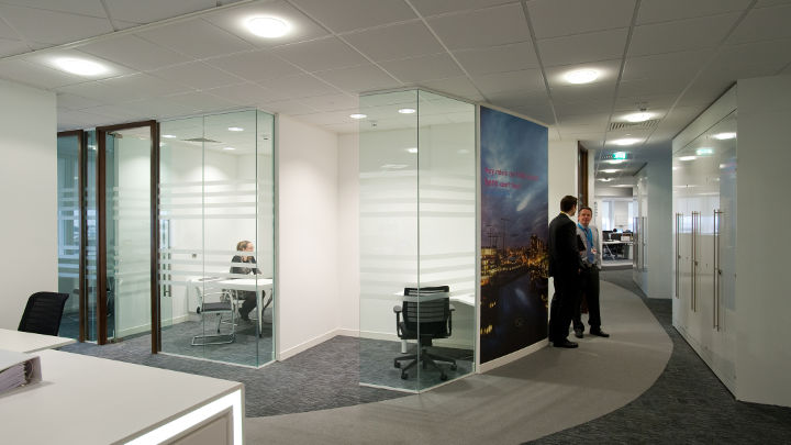Philips led ofis aydınlatması ile aydınlatılan Manchester Havaalanı Olympic House'un koridoru.