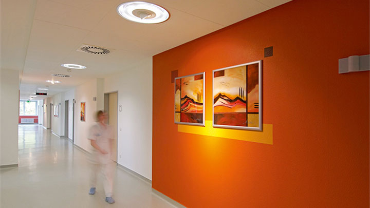 Psikiyatri kliniğinde Philips tarafından aydınlatılan bir koridorda yürüyen hemşire