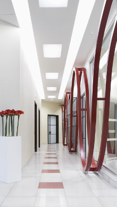Philips ofis aydınlatması ile aydınlatılan İtalya AB Group ofisindeki bir koridor