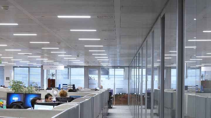 Açık ofis alanlarını Philips ofis aydınlatması ile verimli şekilde aydınlatma