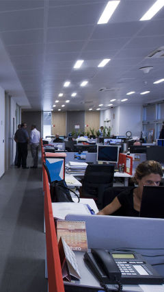 E.ON, İspanya'daki Philips Aydınlatma ile enerji tasarruflu LED ışıklar altında verimli şekilde çalışan işçiler
