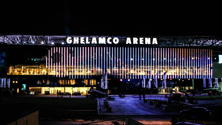  Ön cephe dahil Ghelamco Arena, Philips dış cephe ve spor sahası aydınlatması ile göz alıcı şekilde aydınlatılmaktadır 