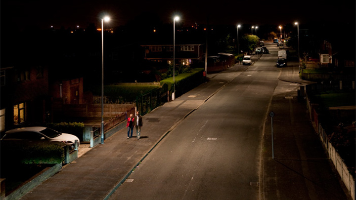 Philips sokak aydınlatması ile Orford, İngiltere'de güzelce aydınlatılan sokak