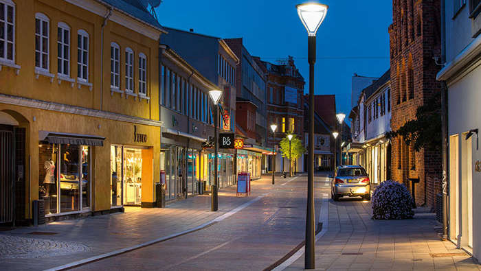 Philips şehir aydınlatması ile aydınlatılan alışveriş sokağı