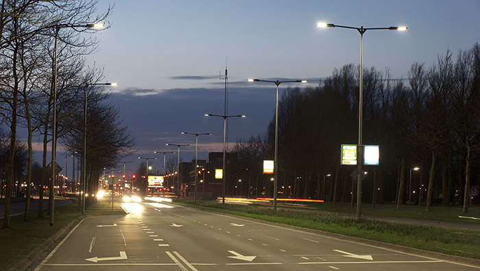 Philips aydınlatma ile aydınlatılan sokak 