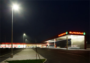 Philips LED’li aydınlatma ile aydınlatılan Eurospar, Viyana, Avusturya'daki dış mekan park alanı 
