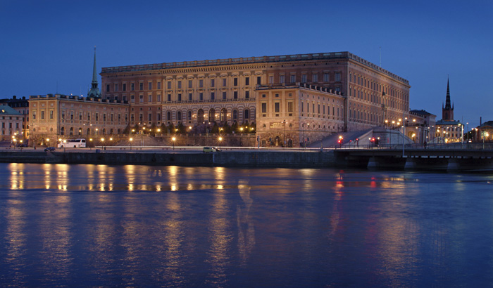 Philips beyaz ışık projektör sistemi Stockholm, İsveç'teki Kraliyet Sarayı'nın dekoratif ayrıntılarını yükseltir