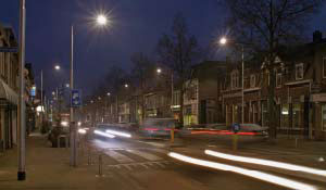 Philips ile aydınlatılmış bir konut alanındaki yoğun sokak