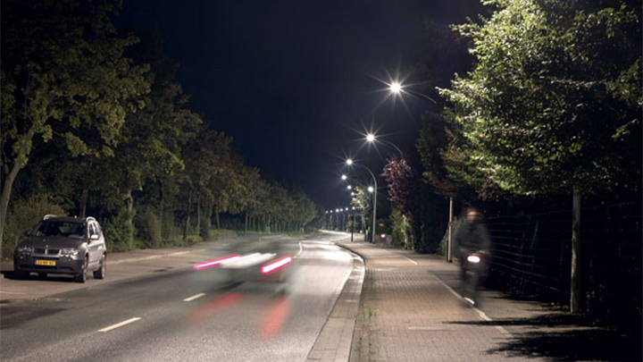 Philips beyaz ışık bir sokağı etkili şekilde aydınlatır