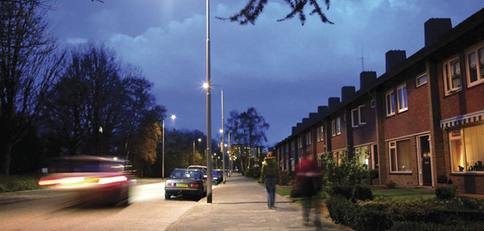 Philips beyaz ışık veren sokak lambaları ile etkili şekilde aydınlatılan bir sokaktaki araç