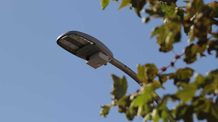 LED sokak aydınlatması direklerindeki sensörlerden veriler toplayın