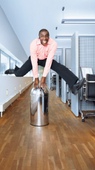 Bir adam, Philips dinamik aydınlatma ile aydınlatılan bir ofisin koridorunda zıplıyor