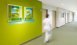 Hemşire yeşil hastanenin koridorunda yürüyor 