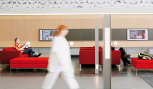Philips sürdürülebilir sağlık aydınlatması ile hastanenin bekleme alanında zenginleştirilmiş çevre