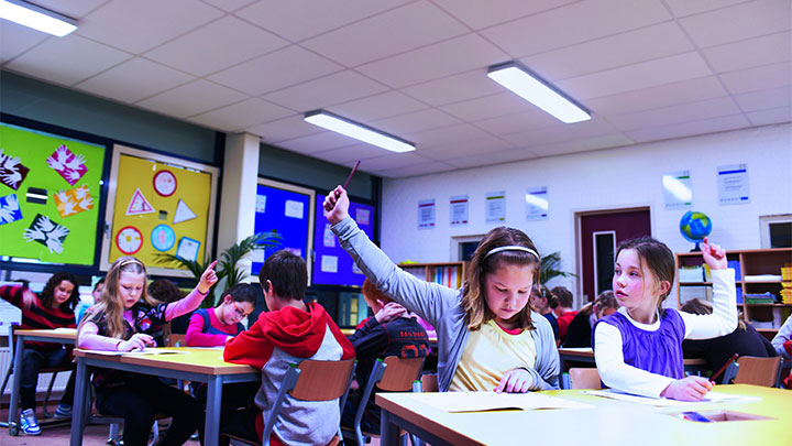 SchoolVision Enerji ışık ayarı: enerji seviyelerinin düştüğü dönemler için akıllı okul aydınlatması