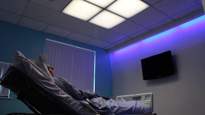 Philips Aydınlatma’nın HealWell hasta odası aydınlatması, hastaların uyku ritimlerini destekleyerek olumlu tıbbi sonuçlara yardımcı olur