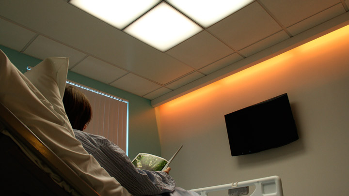 Philips Aydınlatma’dan HealWell gizli LED aydınlatma, uyku döngüsünü destekleyen, renk değiştiren aydınlatmayla hastaların iyileşme sürecini olumlu etkiler