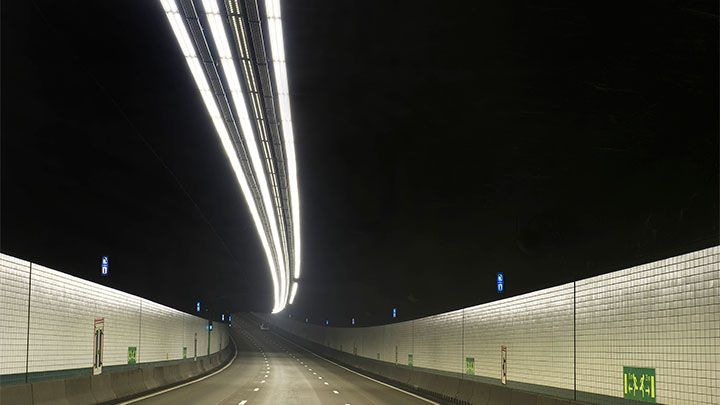 LED aydınlatma teknolojisi için özel olarak üretilen bir tünel aydınlatma sistemi ile aydınlatma ve güvenliği en uygun seviyeye çıkarın.