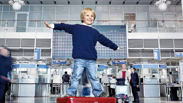 İyi aydınlatılmış bir havaalanı terminalinde oynayan bir çocuk