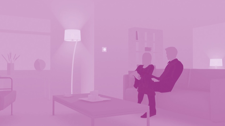Evdeki kanepede oturarak LED aydınlatmanın tadını çıkaran bir çiftin görselleştirmesi