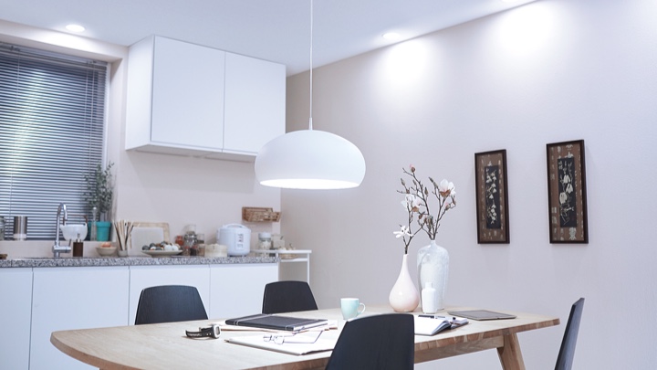 Parlak ışıkla aydınlatılmış mutfak masası