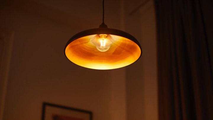 Sıcak, huzurlu ve ışıltılı veren ampulüyle bir lamba
