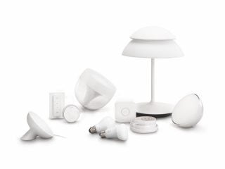 "Philips Hue akıllı LED aydınlatma koleksiyonu, kişiselleştirilebilir ev aydınlatması ve ambiyansı için masa lambaları, ışık ampulleri ve kontrol cihazları içeriyor."