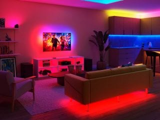 uygun bir atmosfer yaratmak için Philips Akıllı Aydınlatma ürünleri kullanılan bir oda örneği