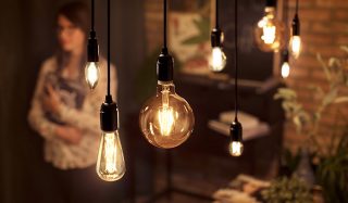 "Çeşitli şekillerdeki vintage tarzı LED filaman ampuller yemek alanını aydınlatarak sıcak bir ortam yaratıyor ve modern ev iç mekanları için enerji tasarruflu, dekoratif aydınlatma çözümleri sunuyor."
